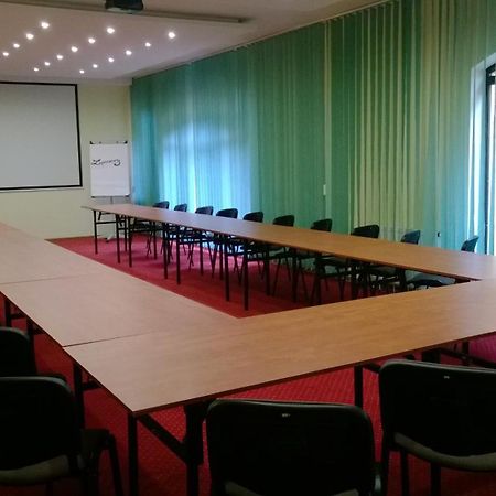 Yuca Hotel Lodź Bagian luar foto