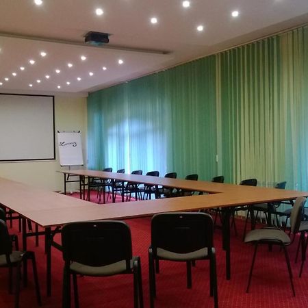 Yuca Hotel Lodź Bagian luar foto
