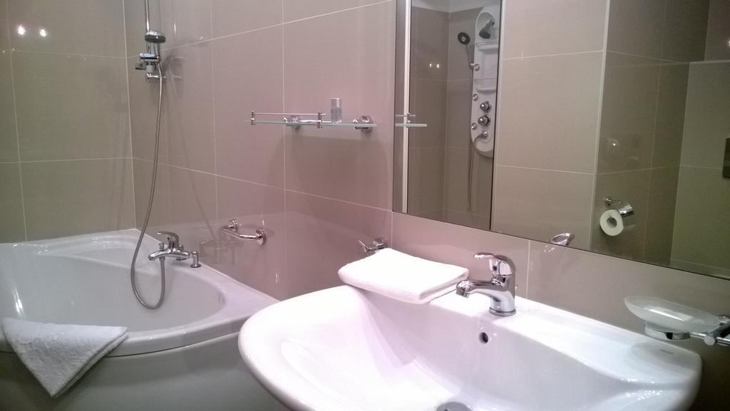 Yuca Hotel Lodź Ruang foto