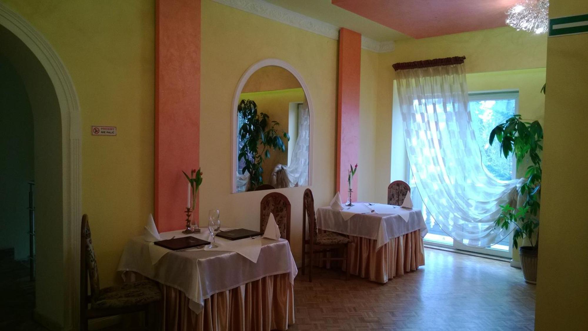 Yuca Hotel Lodź Bagian luar foto
