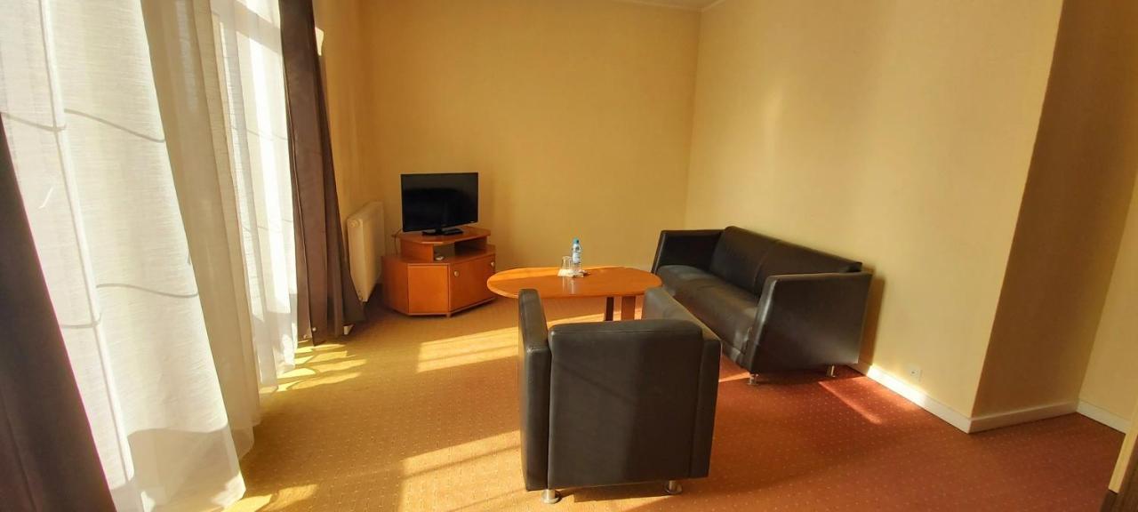Yuca Hotel Lodź Bagian luar foto