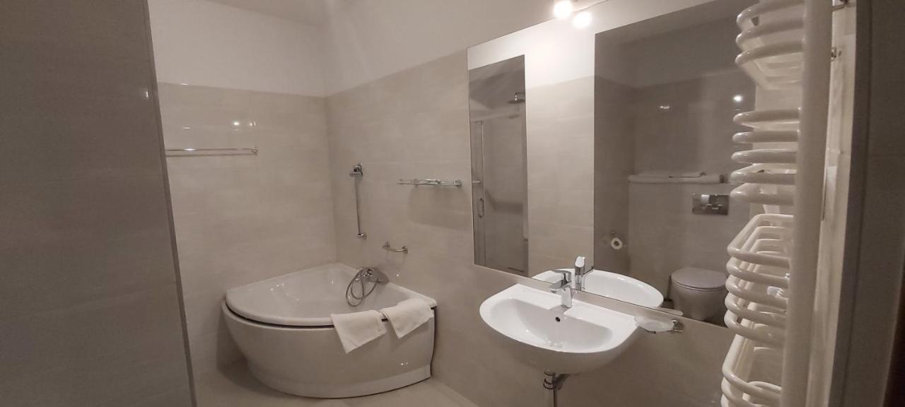 Yuca Hotel Lodź Bagian luar foto