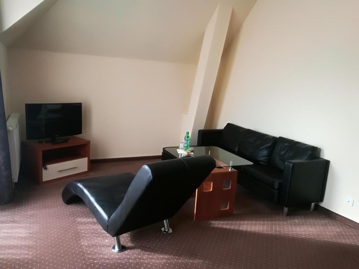 Yuca Hotel Lodź Bagian luar foto