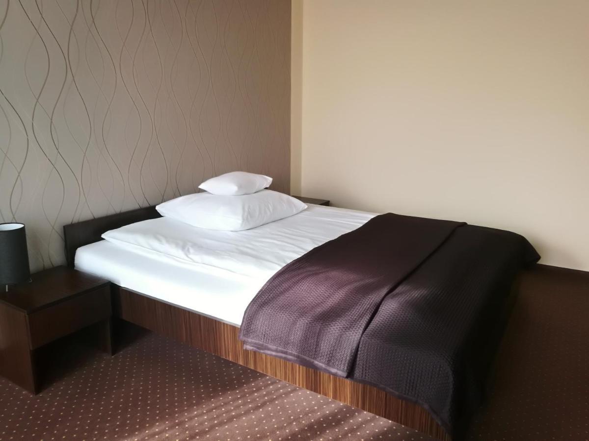Yuca Hotel Lodź Bagian luar foto