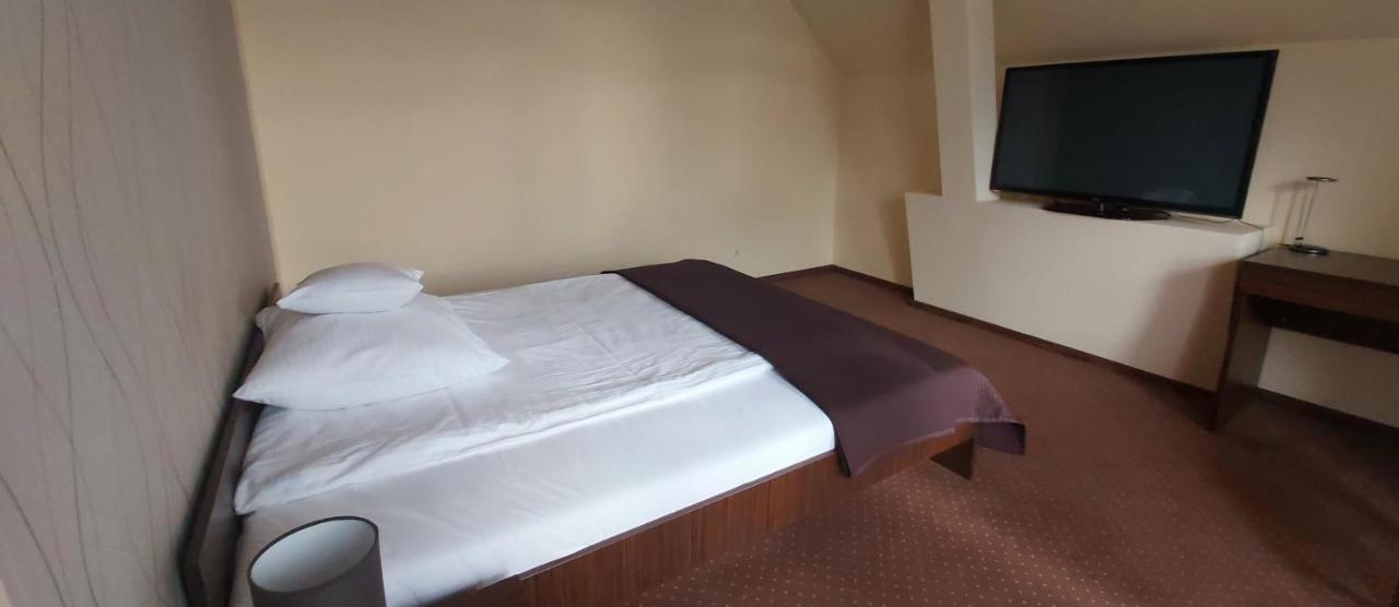 Yuca Hotel Lodź Bagian luar foto